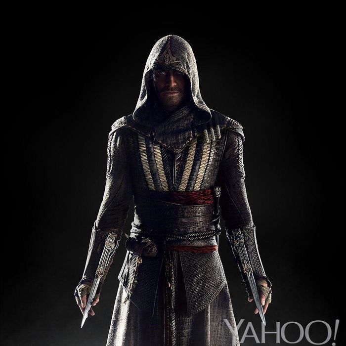 Появилось фото с Фассбендером из фильма Assassin's Creed