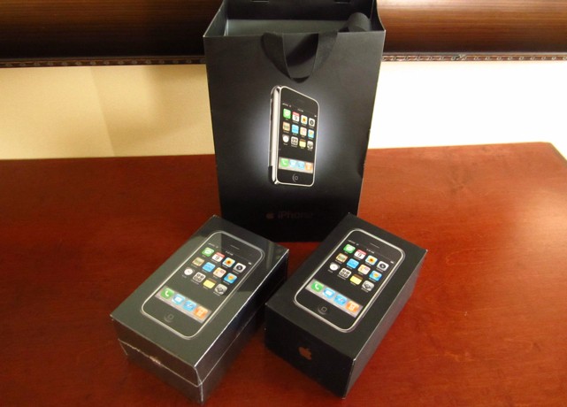 Два iPhone 2G проданы на eBay за $25 000