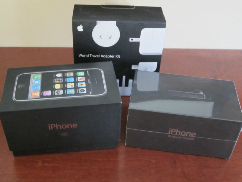 Два iPhone 2G проданы на eBay за $25 000